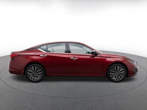Used 2025 Nissan Altima 2.5 SV FWD image 14
