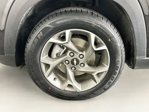 Used 2025 Chevrolet Trax LT w/ LT Convenience Package FWD image 11