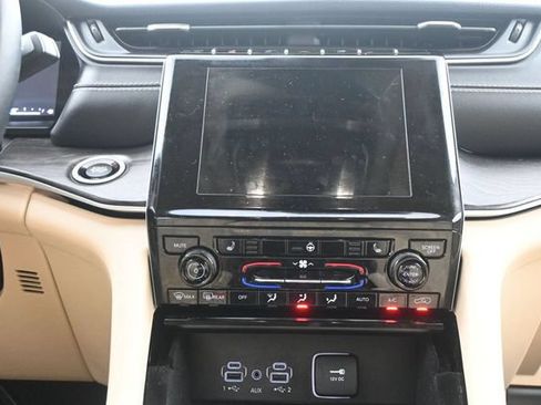 Used 2022 Jeep Grand Cherokee Limited AWD/4WD image 12
