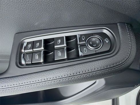 Used 2023 Porsche Macan AWD/4WD image 8