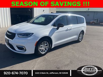 Used 2025 Chrysler Pacifica Select