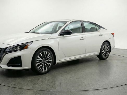 Used 2025 Nissan Altima 2.5 SV image 3