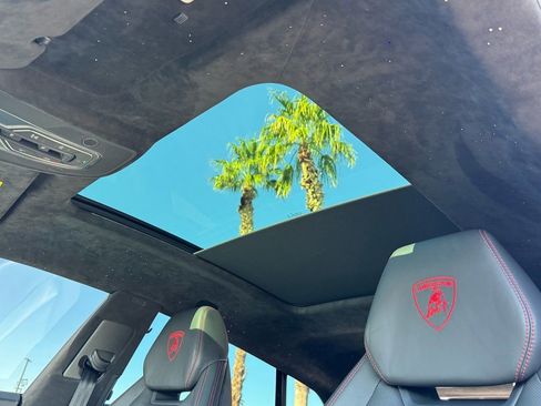 Used 2020 Lamborghini Urus Base image 13