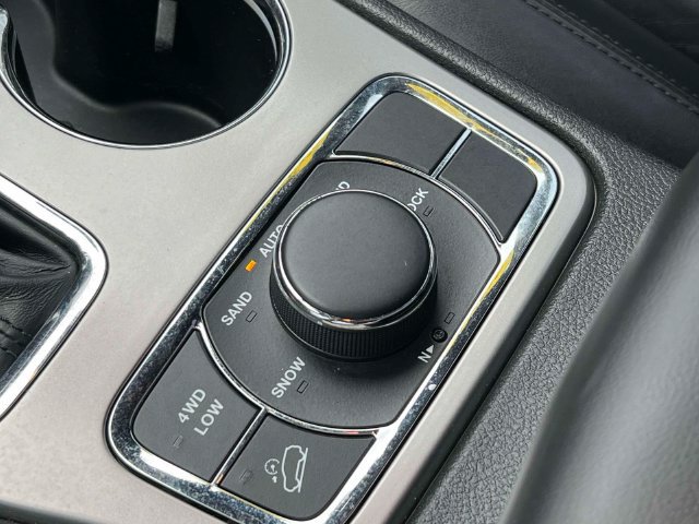 Used 2021 Jeep Grand Cherokee Limited AWD/4WD image 16