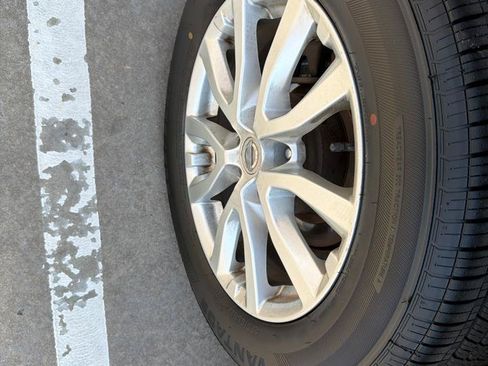 Used 2018 Nissan Rogue SV AWD/4WD image 40
