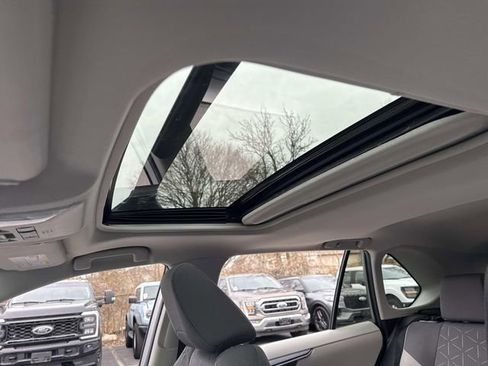 Used 2021 Toyota RAV4 XLE w/ Convenience Package image 32