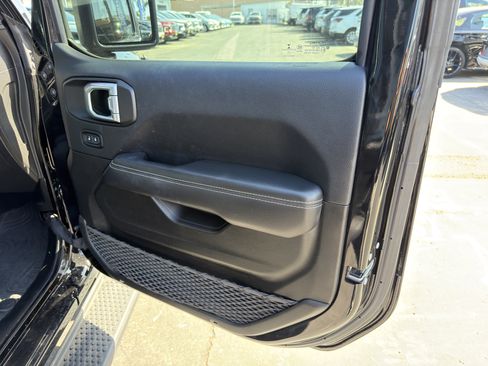 Used 2022 Jeep Wrangler Unlimited Sahara w/ Cold Weather Group AWD/4WD image 11
