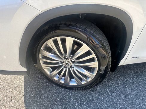 Used 2022 Toyota Highlander Platinum image 12