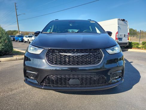 New 2026 Chrysler Pacifica Select image 3