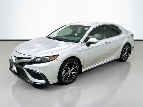 Used 2024 Toyota Camry SE FWD image 3
