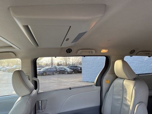 Used 2013 Toyota Sienna XLE image 14