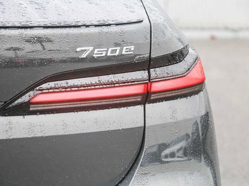 Used 2025 BMW 750e xDrive w/ Premium Package image 7