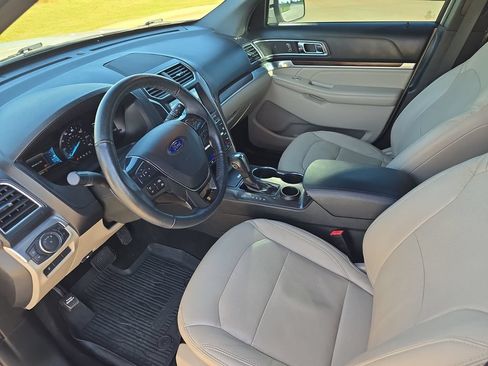 Used 2018 Ford Explorer Limited w/ Equipment Group 301A FWD image 17