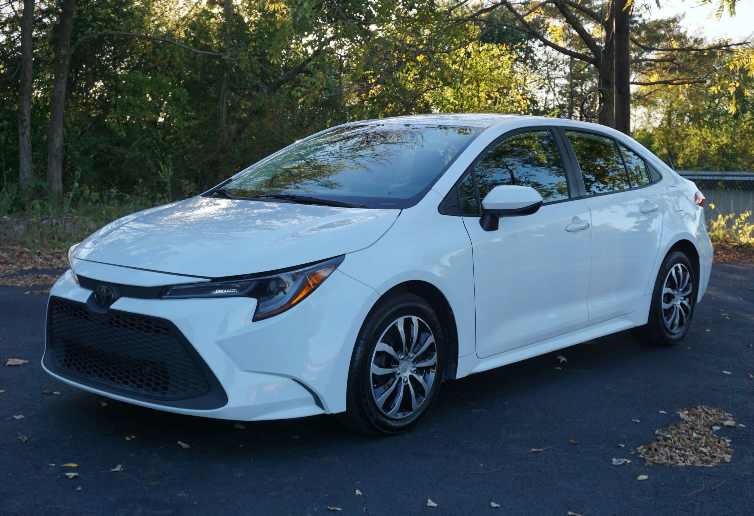 Used 2021 Toyota Corolla LE FWD image 1