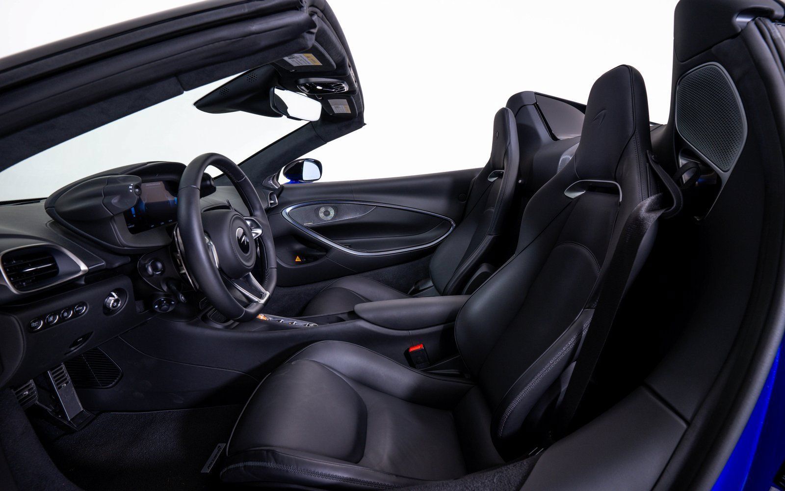 Used 2025 McLaren Artura Spider RWD image 19
