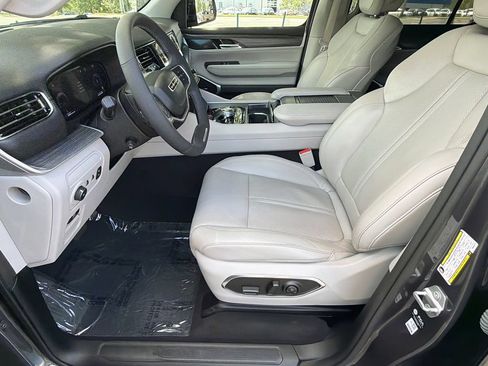 Used 2023 Jeep Wagoneer Series II w/ Convenience Group I AWD/4WD image 8