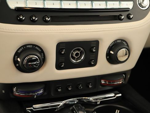 Used 2015 Rolls-Royce Wraith image 25