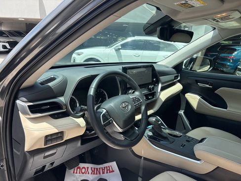 Used 2025 Toyota Highlander XLE FWD image 12