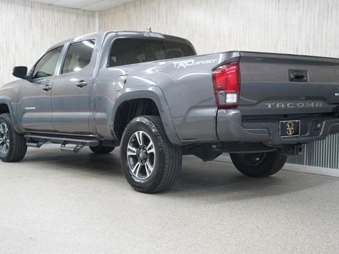 Used 2018 Toyota Tacoma TRD Sport image 7