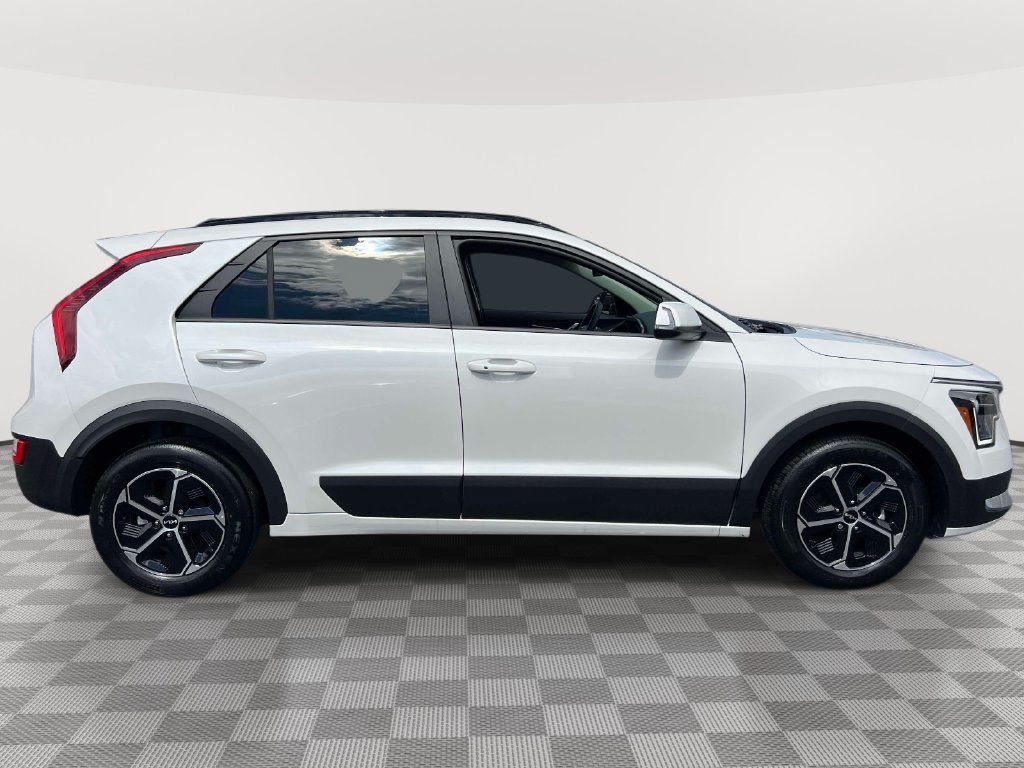 Used 2025 Kia Niro EX w/ EX Cold Weather Package FWD image 4