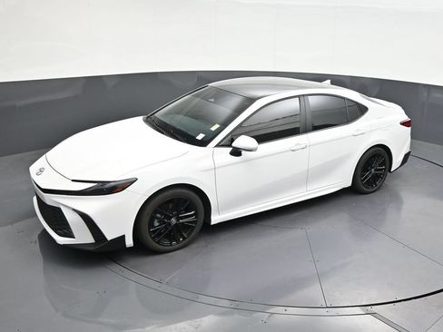 Used 2026 Toyota Camry SE FWD image 15