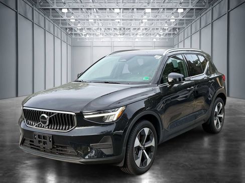 Used 2025 Volvo XC40 B5 Core w/ Protection Package Premier AWD/4WD image 1