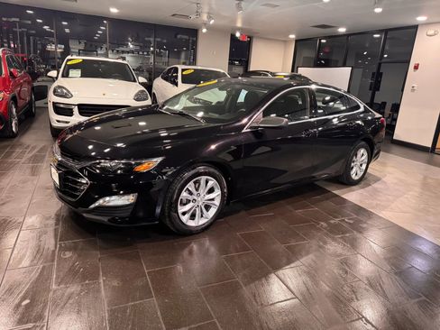Used 2020 Chevrolet Malibu LT image 2