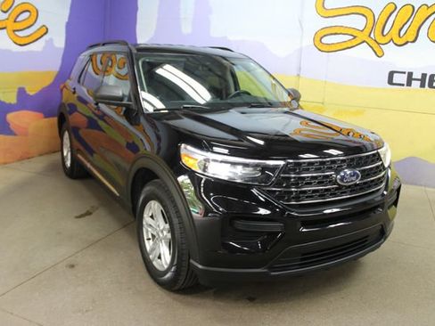 Used 2023 Ford Explorer XLT w/ Class IV Trailer Tow Package AWD/4WD image 2