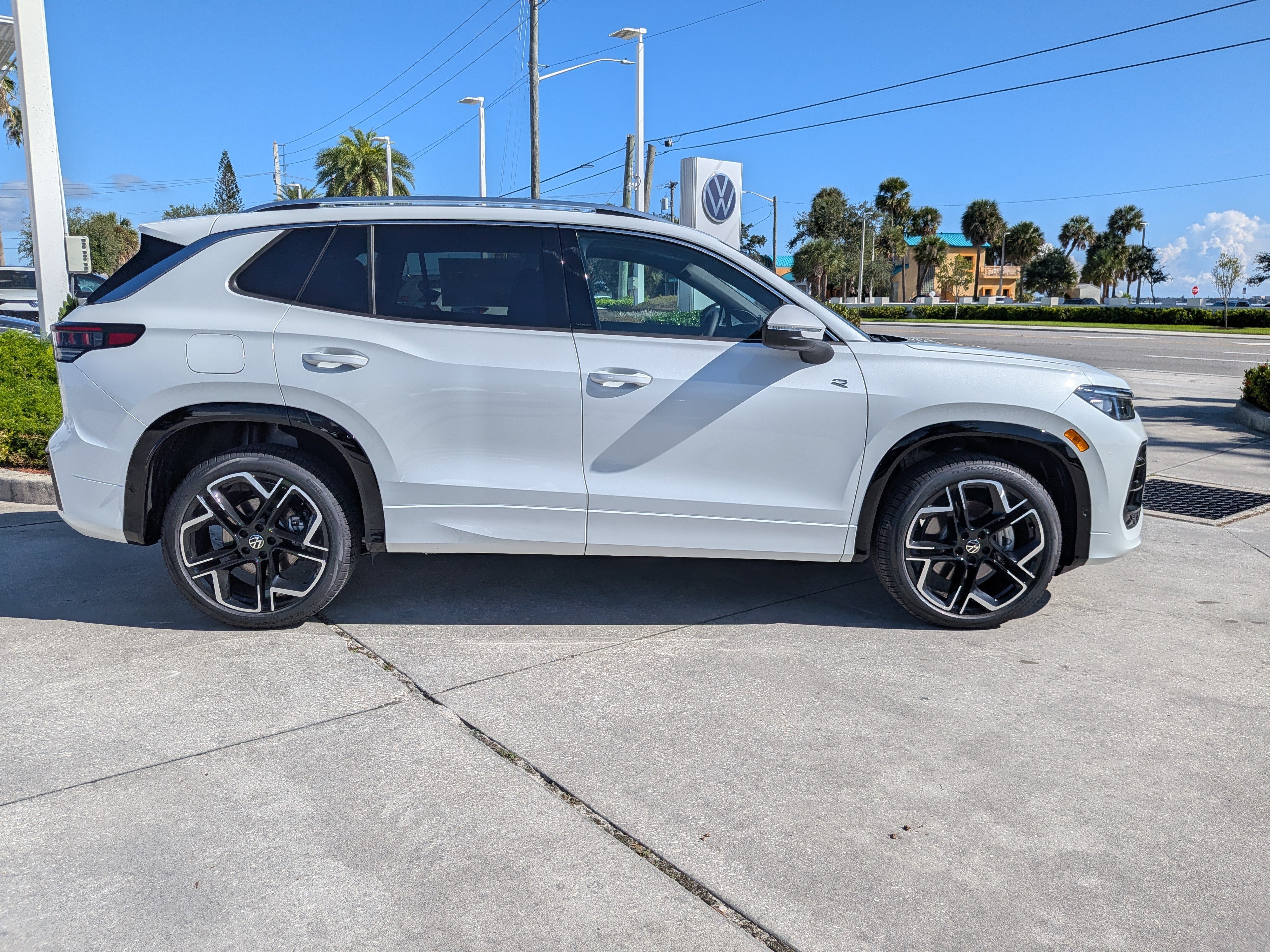 New 2026 Volkswagen Tiguan SEL R-Line AWD/4WD image 2