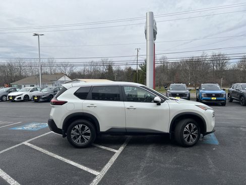 Used 2022 Nissan Rogue SV image 11