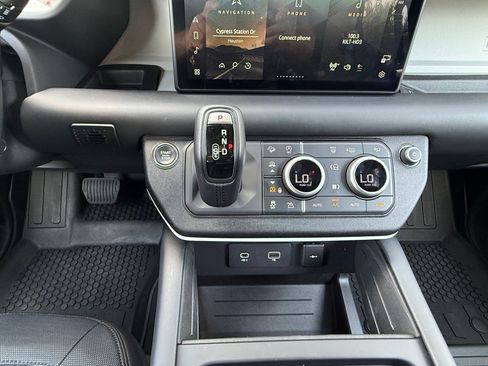 Used 2024 Land Rover Defender 110 X-Dynamic SE AWD/4WD image 19