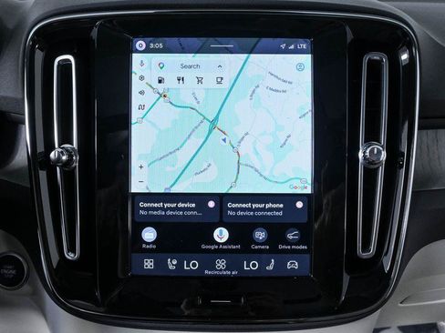 Certified 2026 Volvo XC40 B5 Plus AWD/4WD image 16
