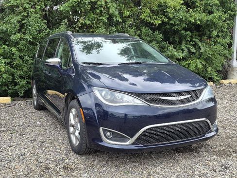 Used 2019 Chrysler Pacifica Limited FWD image 2