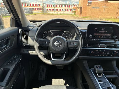 Used 2025 Nissan Pathfinder SV FWD image 32