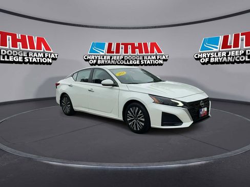 Used 2023 Nissan Altima 2.5 SV FWD image 2