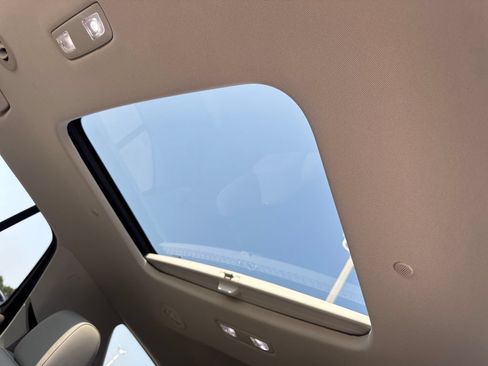 Used 2021 Chevrolet Traverse Premier FWD image 17