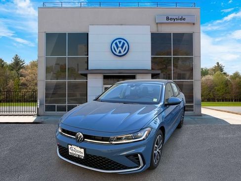 Used 2025 Volkswagen Jetta SE FWD image 4
