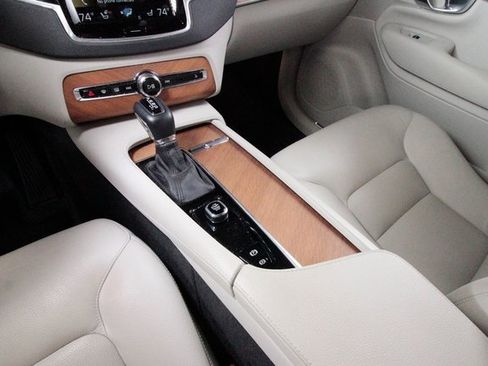 Certified 2022 Volvo XC90 T6 Momentum image 8