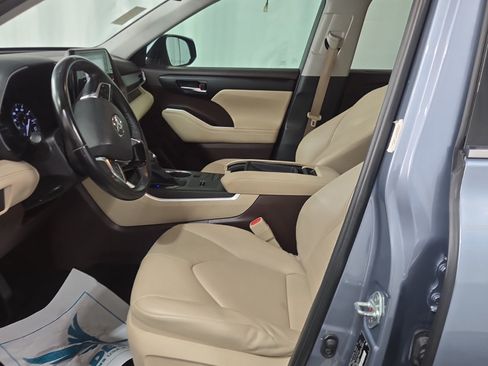 Used 2020 Toyota Highlander XLE FWD image 13