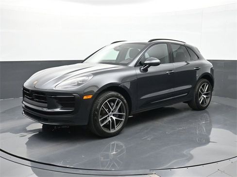 Certified 2025 Porsche Macan image 1