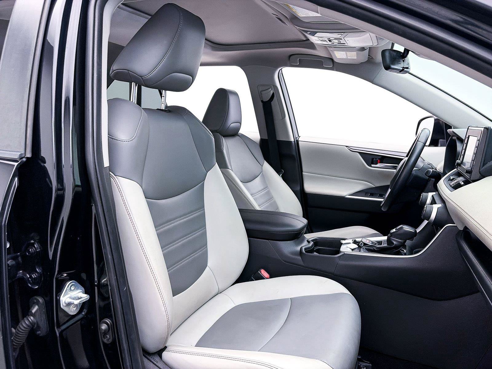 Used 2019 Toyota RAV4 XLE Premium w/ Carpet Mat Package FWD image 33