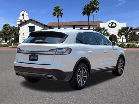 Used 2022 Lincoln Nautilus FWD w/ Premium Package image 2