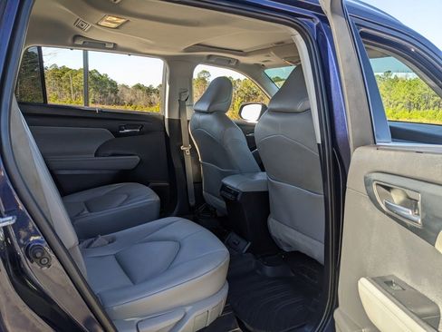 Used 2021 Toyota Highlander XLE image 48