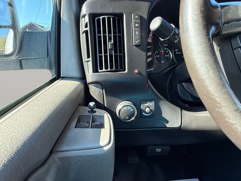 Used 2017 Chevrolet Express 3500 Extended image 20