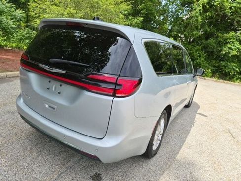 Used 2023 Chrysler Pacifica Touring-L FWD image 8