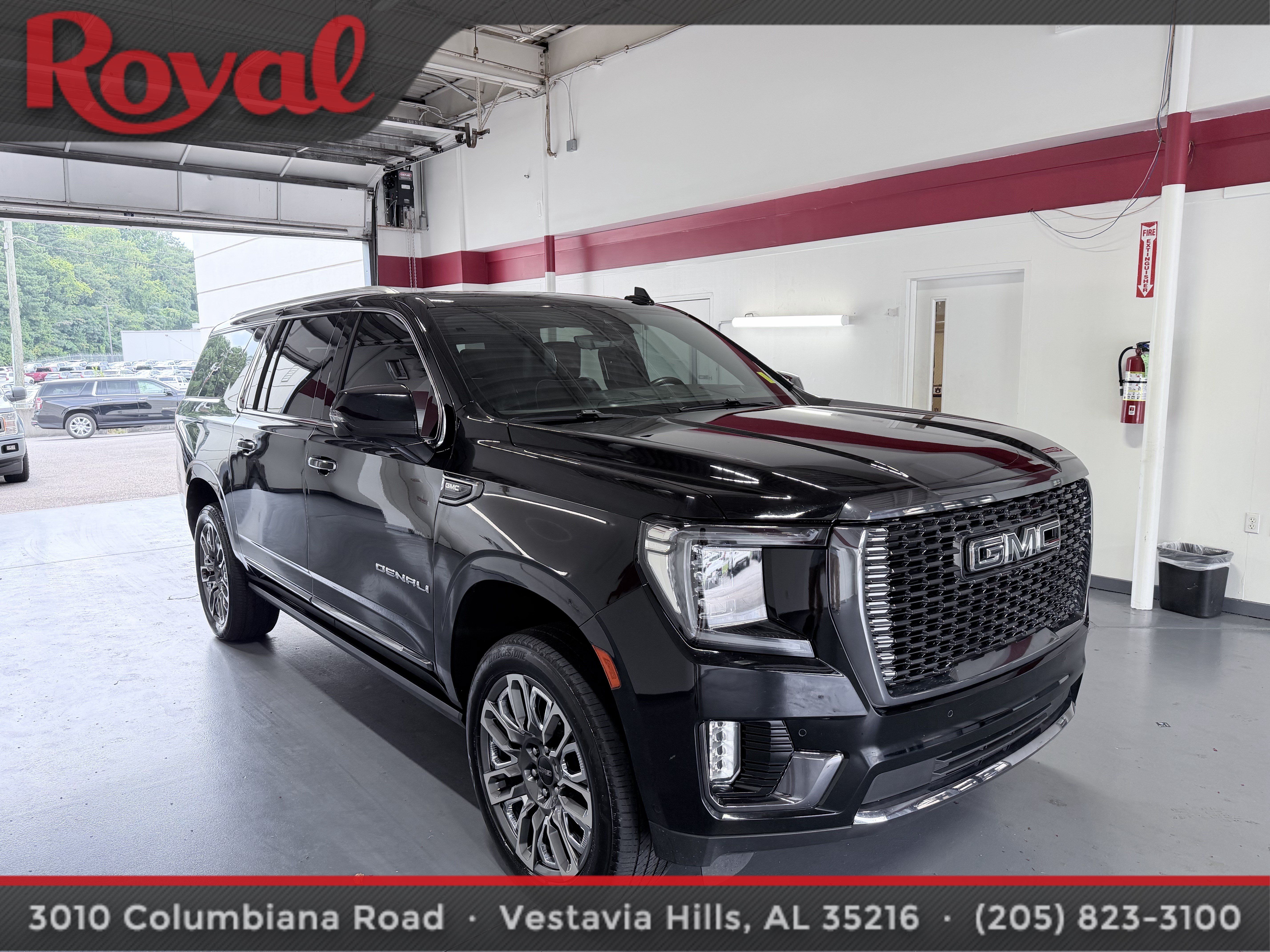 Used 2023 GMC Yukon XL Denali Ultimate AWD/4WD image 3