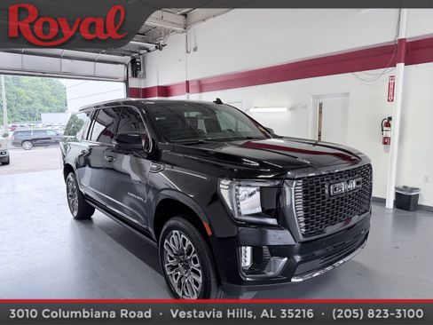 Used 2023 GMC Yukon XL Denali Ultimate AWD/4WD image 3