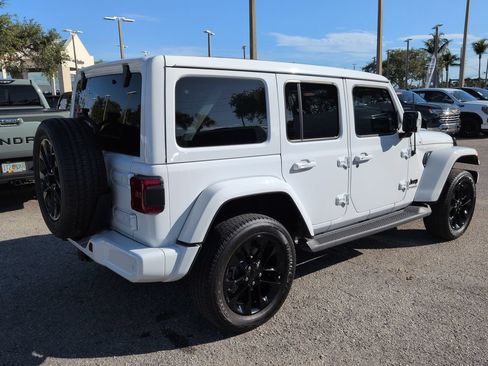 Used 2022 Jeep Wrangler Unlimited Sahara AWD/4WD image 5