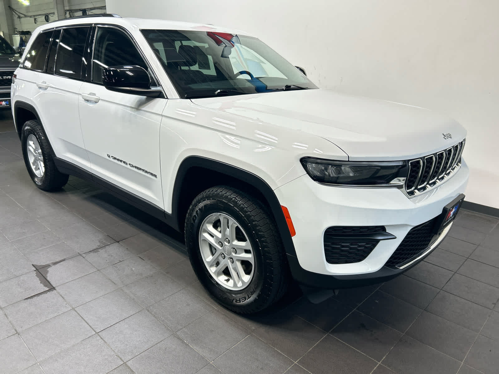 Used 2023 Jeep Grand Cherokee Laredo w/ Luxury Tech Group I AWD/4WD image 2