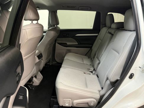 Used 2017 Toyota Highlander Plus w/ Carpet Mat Package AWD/4WD image 19